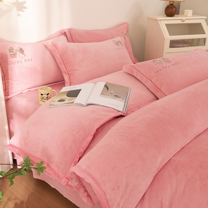 91家纺网 家纺一手货源 找家纺 2024新款高克重牛奶绒被套素色绣花床裙款四件套 樱花粉