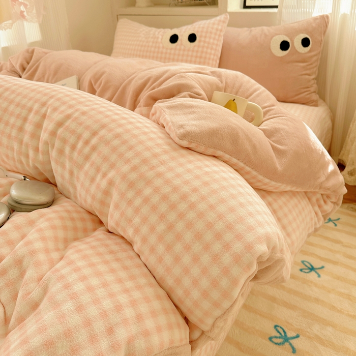 91家纺网 家纺一手货源 找家纺 慕尚 2025新款可爱大眼睛蝴蝶结牛奶绒四件套 芭比粉豆沙