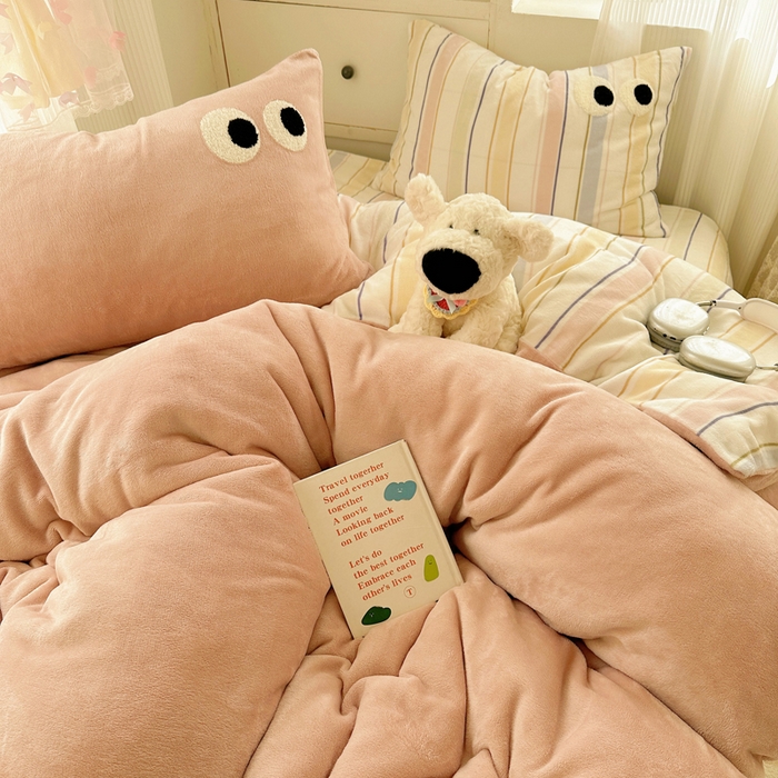 91家纺网 家纺一手货源 找家纺 慕尚 2025新款可爱大眼睛蝴蝶结牛奶绒四件套 露娜粉豆沙