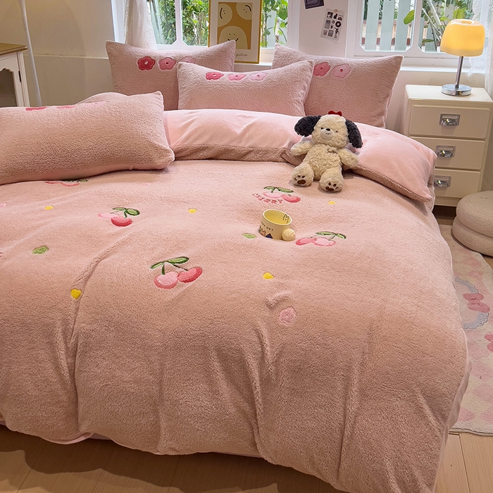 91家纺网 家纺一手货源 找家纺 金爱家 2024新款220g加厚防静电泰迪绒牛奶绒刺绣四件套 泰迪绒-樱桃