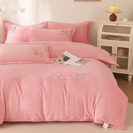 91家纺网 家纺一手货源 找家纺 2024新款高克重牛奶绒被套素色绣花床裙款四件套 樱花粉