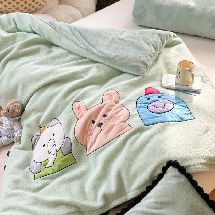 91家纺网 家纺一手货源 找家纺 喜多兔儿童家纺 2024新款320克仿羊毛绒全消光牛奶绒四件套 绿色小加油