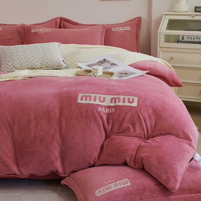 91家纺网 家纺一手货源 找家纺 2024新款m风高品绣花四件套 玫瑰色