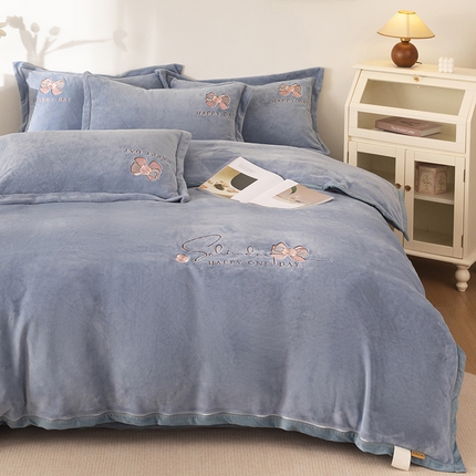 91家纺网 家纺一手货源 找家纺 2024新款高克重牛奶绒被套素色绣花床裙款四件套 雾蓝