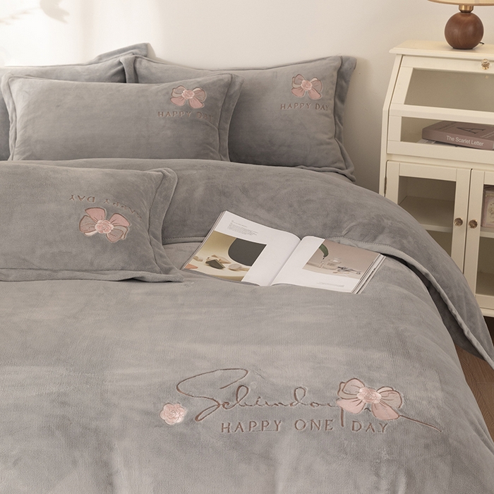 91家纺网 家纺一手货源 找家纺 2024新款高克重牛奶绒被套素色绣花床裙款四件套 太空灰