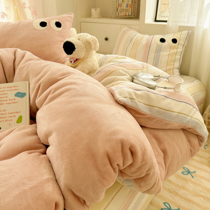 91家纺网 家纺一手货源 找家纺 慕尚 2025新款可爱大眼睛蝴蝶结牛奶绒四件套 露娜粉豆沙