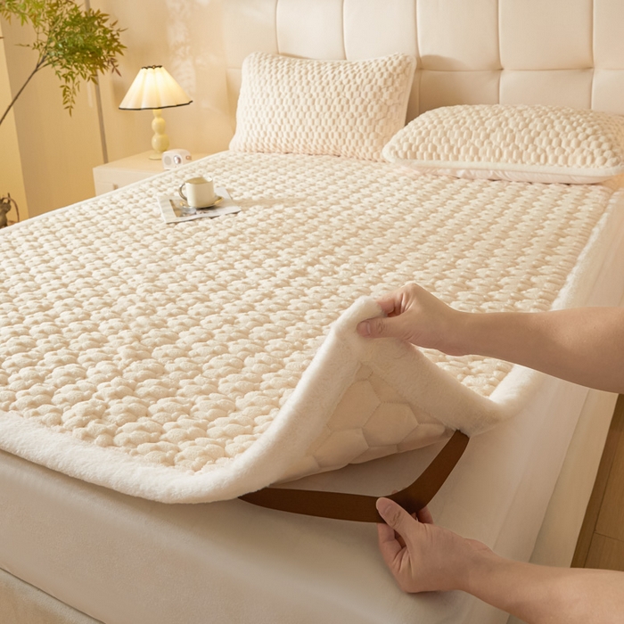 91家纺网 家纺一手货源 找家纺 鑫钰 2024秋冬新款加厚金龟绒牛奶绒床护垫床垫 金龟绒-米白