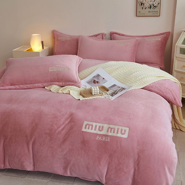 91家纺网 家纺一手货源 找家纺 2024新款m风高品绣花四件套 公主粉