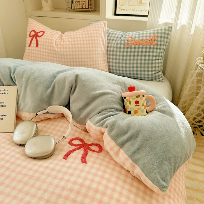 91家纺网 家纺一手货源 找家纺 慕尚 2025新款可爱大眼睛蝴蝶结牛奶绒四件套 蝴蝶结粉格蓝