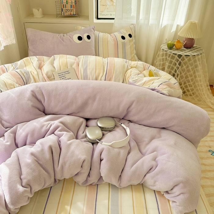 91家纺网 家纺一手货源 找家纺 慕尚 2025新款可爱大眼睛蝴蝶结牛奶绒四件套 露娜风铃紫