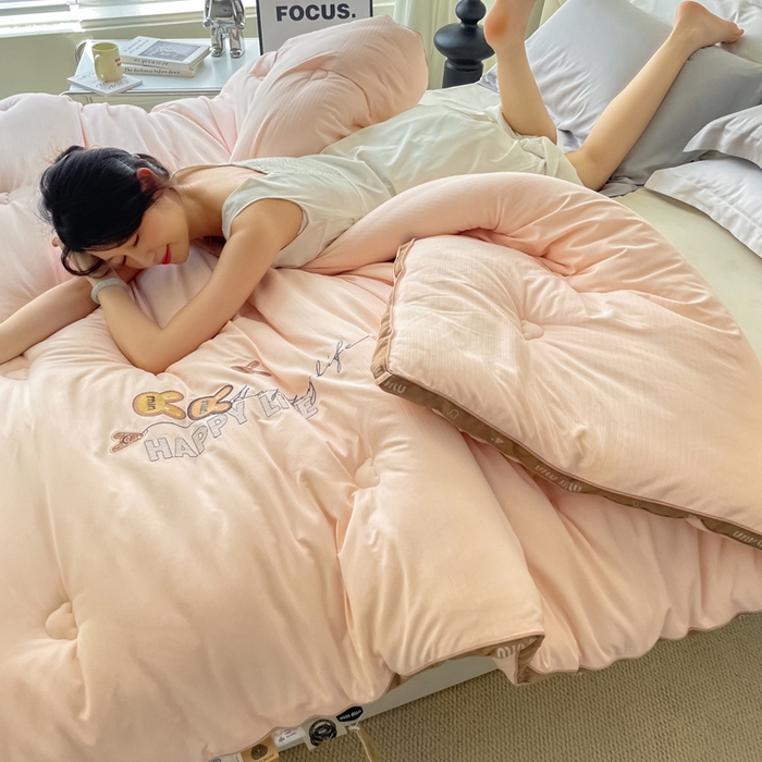 91家纺网 家纺一手货源 找家纺 被靠被 2024新款minmin潘帕斯羊绒被被子被芯 青春粉