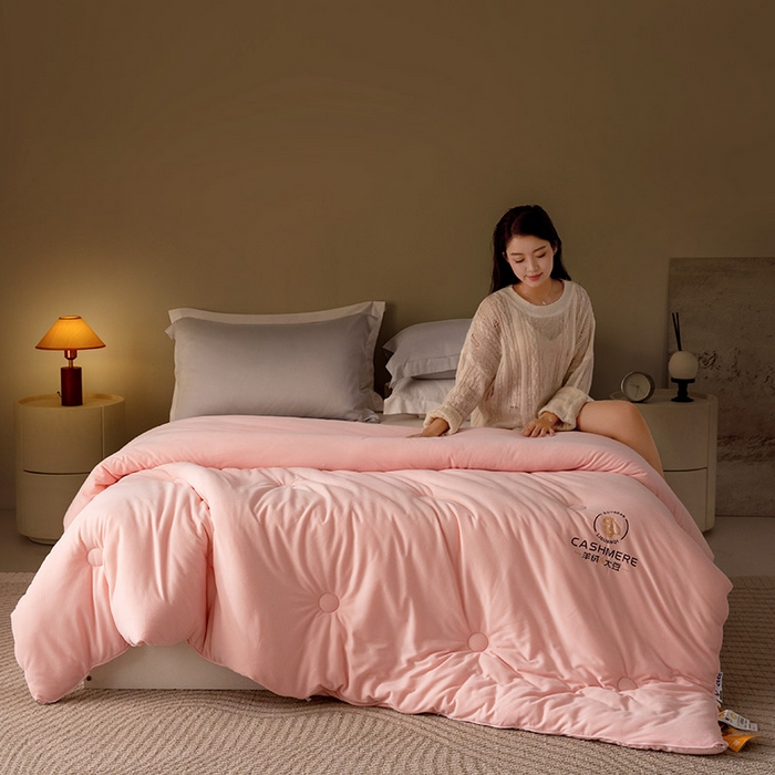 91家纺网 家纺一手货源 找家纺 被靠被 2024新款火山绒大豆纤维被被子被芯 桃粉