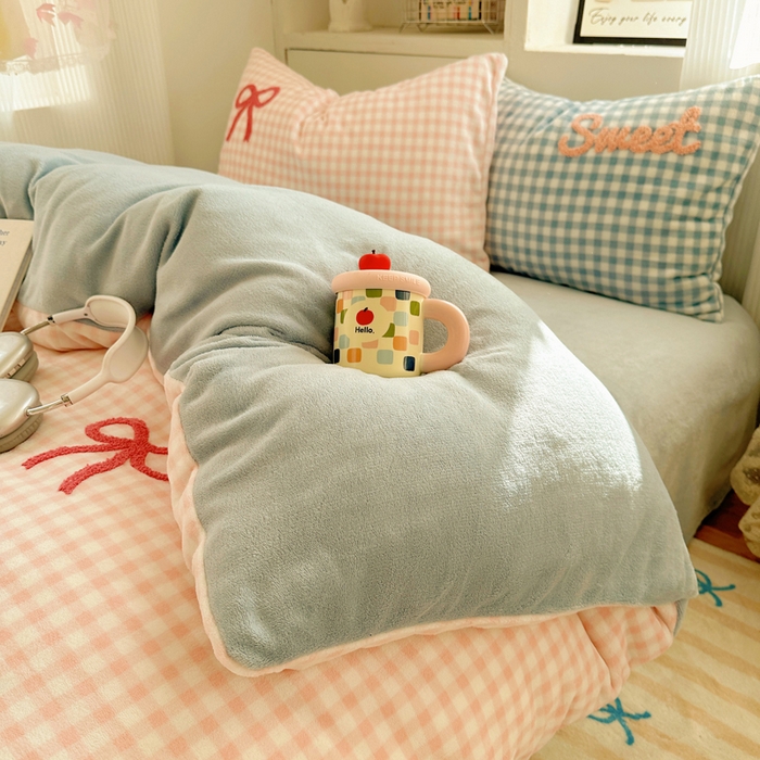 91家纺网 家纺一手货源 找家纺 慕尚 2025新款可爱大眼睛蝴蝶结牛奶绒四件套 蝴蝶结粉格蓝