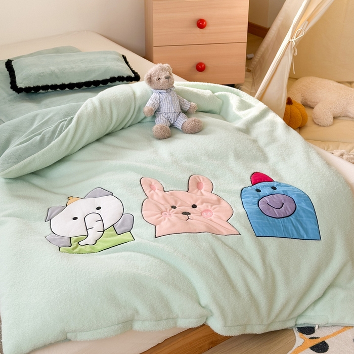 91家纺网 家纺一手货源 找家纺 喜多兔儿童家纺 2024新款320克仿羊毛绒全消光牛奶绒四件套 绿色小加油