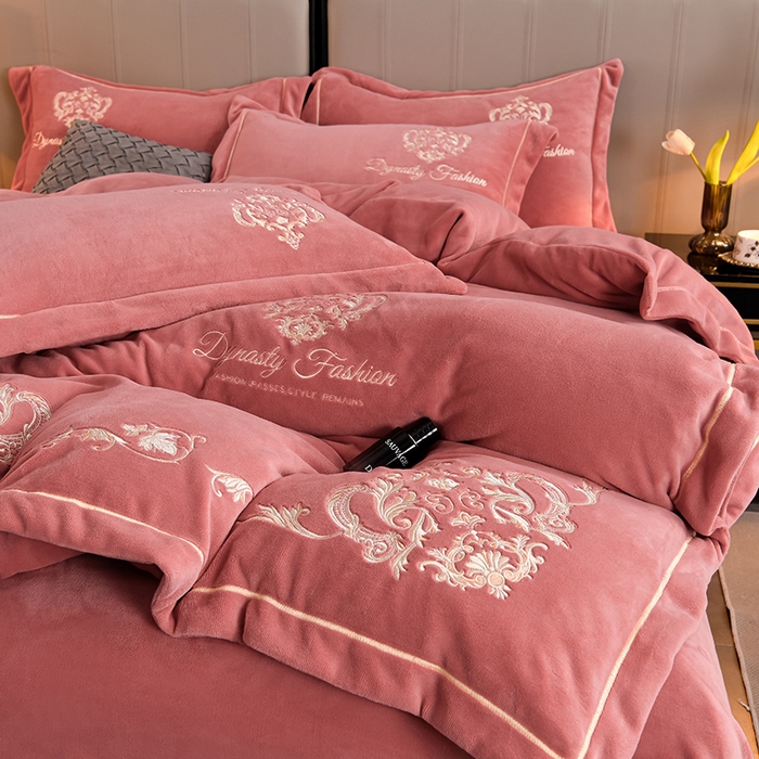 91家纺网 家纺一手货源 找家纺 沐妍家纺 2024新款重工刺绣绣花纯色牛奶绒四件套皇冠-豆沙红