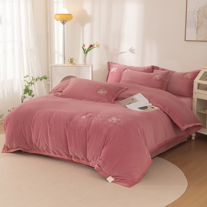 91家纺网 家纺一手货源 找家纺 2024新款高克重牛奶绒被套素色绣花床裙款四件套 豆沙色