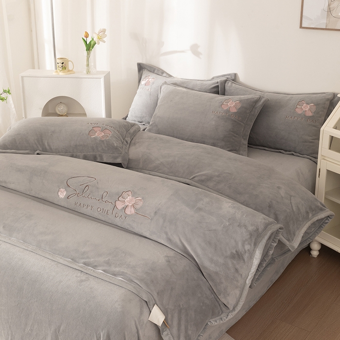 91家纺网 家纺一手货源 找家纺 2024新款高克重牛奶绒被套素色绣花床裙款四件套 太空灰