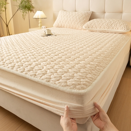 91家纺网 家纺一手货源 找家纺 鑫钰 2024秋冬新款加厚金龟绒牛奶绒床笠床垫保护罩 金龟绒-米白