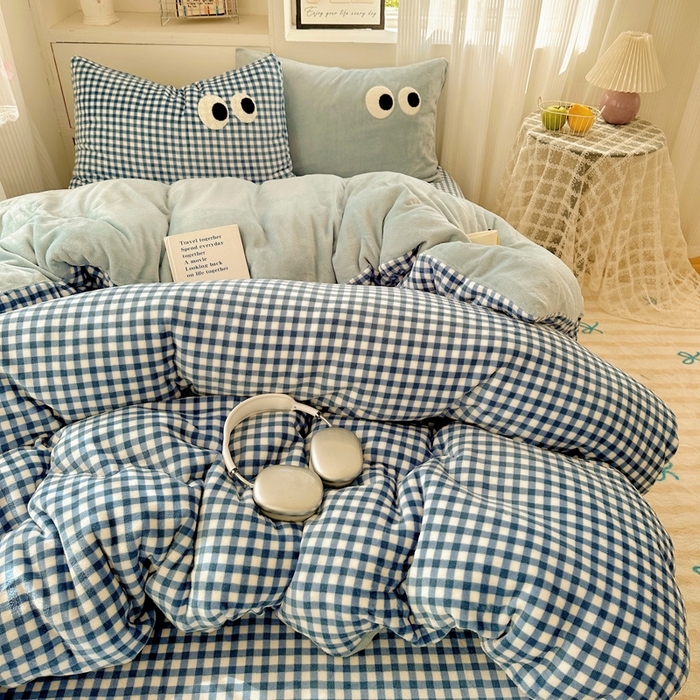 91家纺网 家纺一手货源 找家纺 慕尚 2025新款可爱大眼睛蝴蝶结牛奶绒四件套 芭比白云石