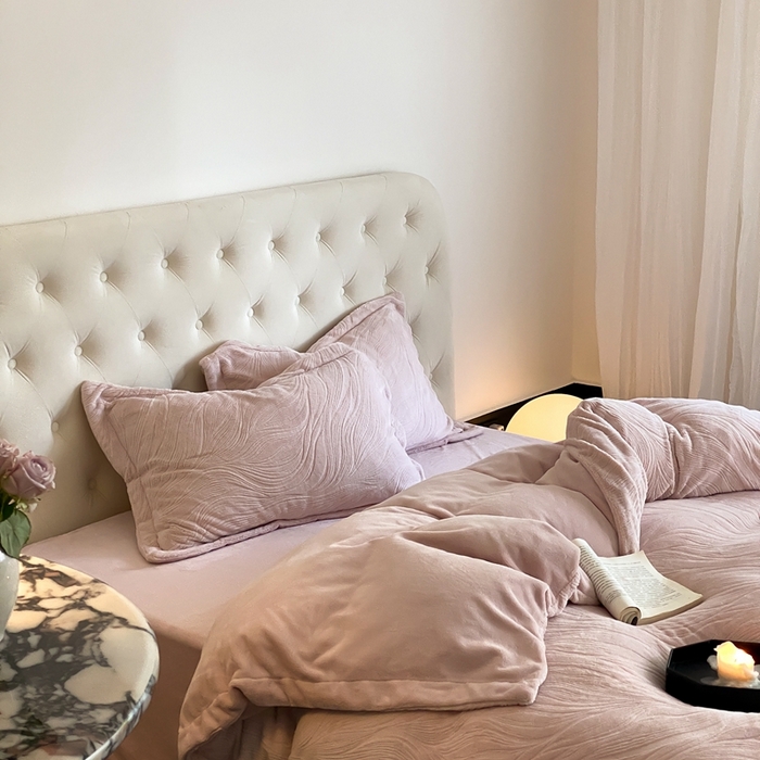 91家纺网 家纺一手货源 找家纺 （总）旷野 2024新款双色提花雕花牛奶绒四件套