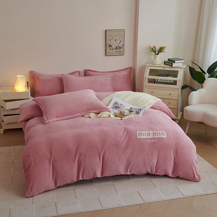 91家纺网 家纺一手货源 找家纺 2024新款m风高品绣花四件套 公主粉