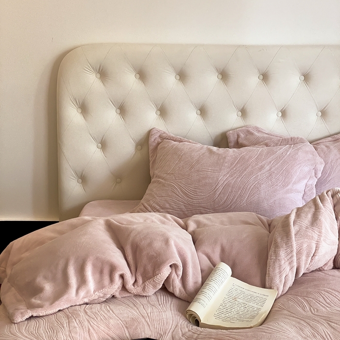 91家纺网 家纺一手货源 找家纺 （总）旷野 2024新款双色提花雕花牛奶绒四件套