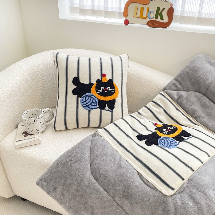 91家纺网 家纺一手货源 找家纺 2025新款牛奶绒多巴胺毛巾绣抱枕被 线团猫