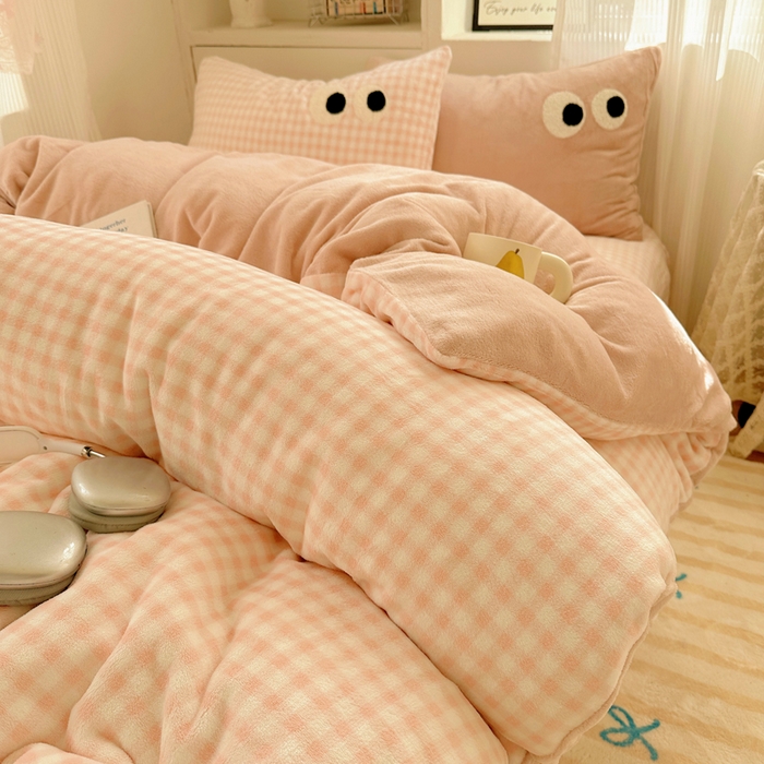 91家纺网 家纺一手货源 找家纺 慕尚 2025新款可爱大眼睛蝴蝶结牛奶绒四件套 芭比粉豆沙