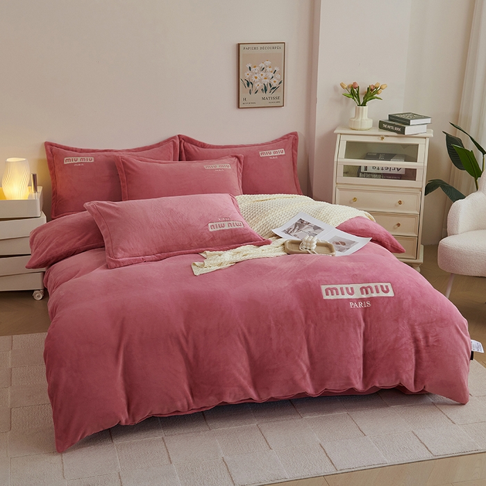 91家纺网 家纺一手货源 找家纺 2024新款m风高品绣花四件套 玫瑰色