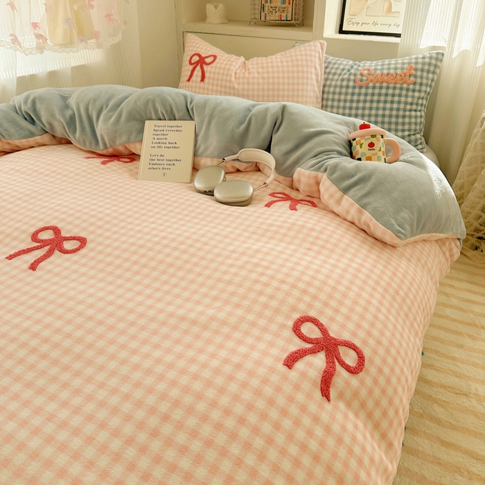 91家纺网 家纺一手货源 找家纺 慕尚 2025新款可爱大眼睛蝴蝶结牛奶绒四件套 蝴蝶结粉格蓝