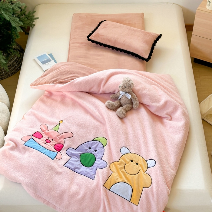 91家纺网 家纺一手货源 找家纺 喜多兔儿童家纺 2024新款320克仿羊毛绒全消光牛奶绒四件套 粉色小加油