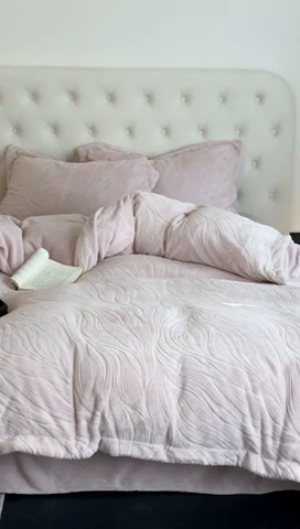 91家纺网 家纺一手货源 找家纺 （总）旷野 2024新款双色提花雕花牛奶绒四件套