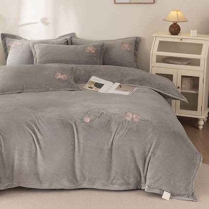 91家纺网 家纺一手货源 找家纺 2024新款高克重牛奶绒被套素色绣花床裙款四件套 太空灰