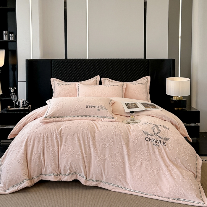 91家纺网 家纺一手货源 找家纺 宅家居 2025新款轻奢小香风雕花刺绣全消光A类高克重牛奶绒四件套-小香牡丹 小香牡丹-粉玉