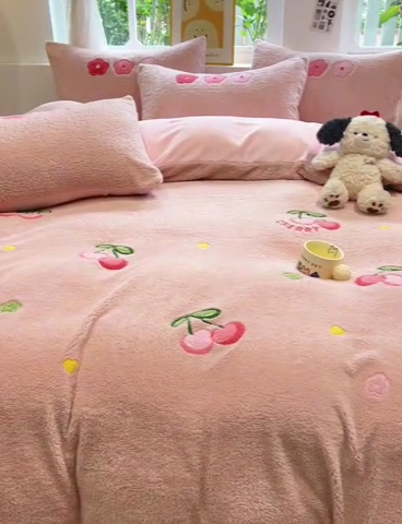 91家纺网 家纺一手货源 找家纺 金爱家 2024新款220g加厚防静电泰迪绒牛奶绒刺绣四件套 泰迪绒-樱桃