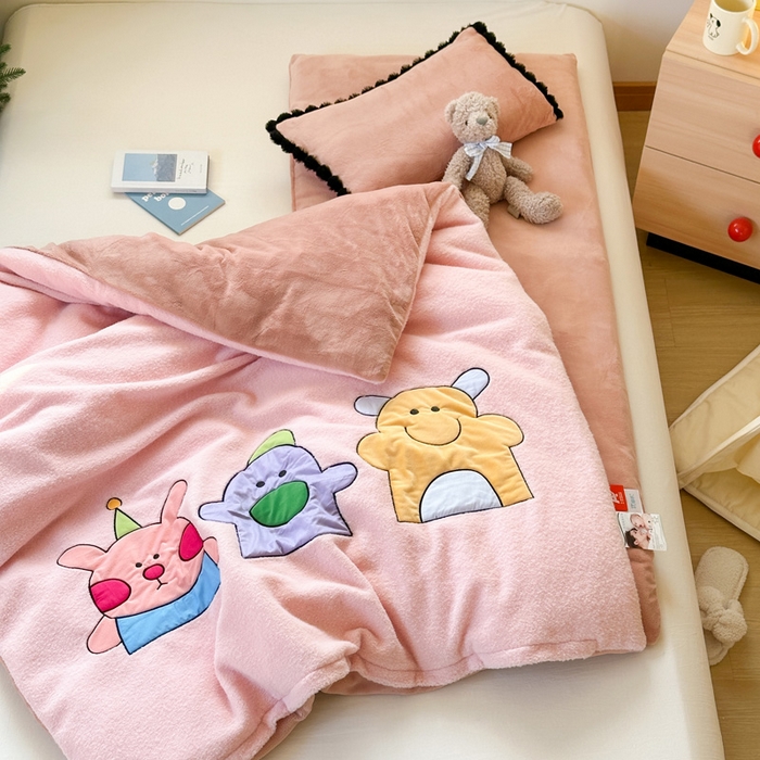 91家纺网 家纺一手货源 找家纺 喜多兔儿童家纺 2024新款320克仿羊毛绒全消光牛奶绒四件套 粉色小加油