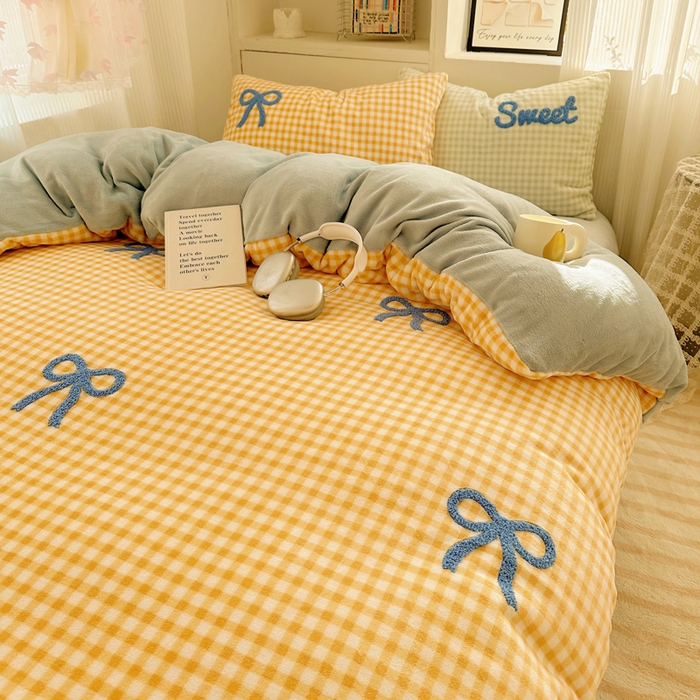 91家纺网 家纺一手货源 找家纺 慕尚 2025新款可爱大眼睛蝴蝶结牛奶绒四件套 蝴蝶结黄格蓝