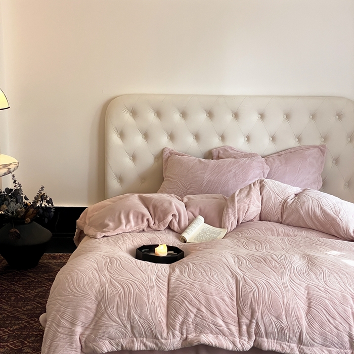 91家纺网 家纺一手货源 找家纺 （总）旷野 2024新款双色提花雕花牛奶绒四件套