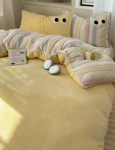 91家纺网 家纺一手货源 找家纺 慕尚 2025新款可爱大眼睛蝴蝶结牛奶绒四件套 露娜嫩黄