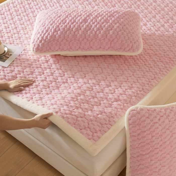 91家纺网 家纺一手货源 找家纺 鑫钰 2024秋冬新款加厚金龟绒牛奶绒床护垫床垫 金龟绒-嫩粉