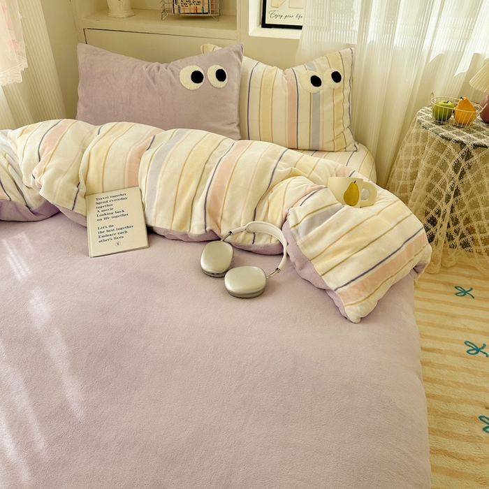 91家纺网 家纺一手货源 找家纺 慕尚 2025新款可爱大眼睛蝴蝶结牛奶绒四件套 露娜风铃紫