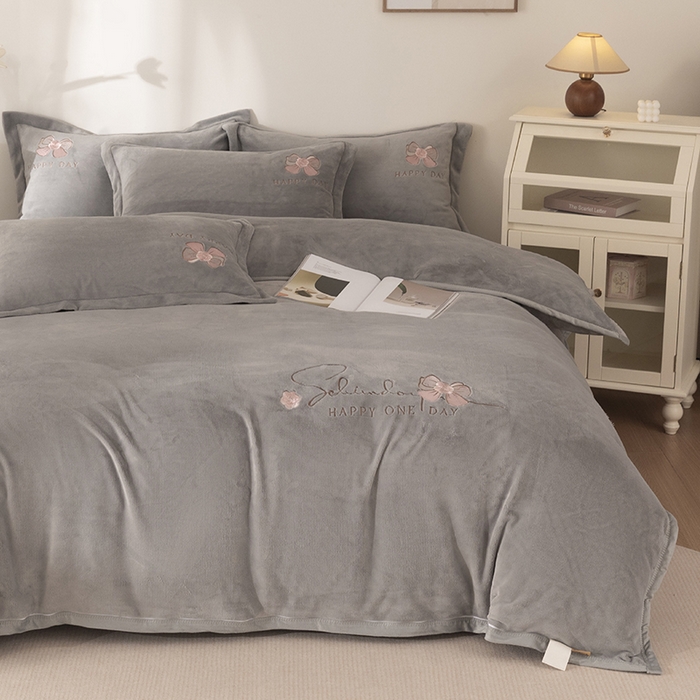 91家纺网 家纺一手货源 找家纺 2024新款高克重牛奶绒被套素色绣花床裙款四件套 太空灰