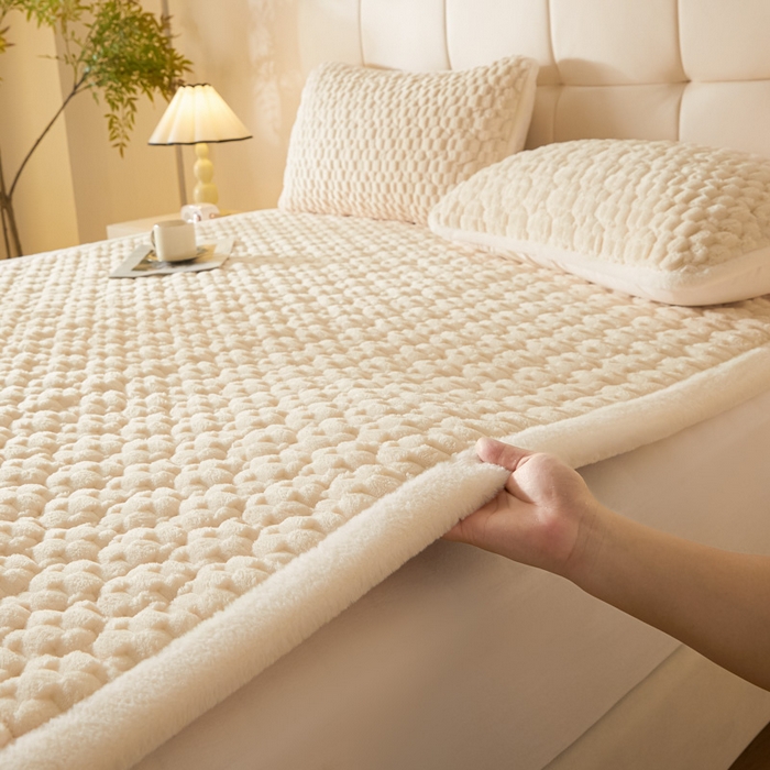 91家纺网 家纺一手货源 找家纺 鑫钰 2024秋冬新款加厚金龟绒牛奶绒床护垫床垫 金龟绒-米白