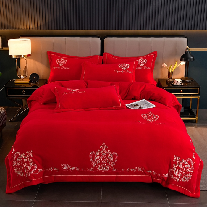 91家纺网 家纺一手货源 找家纺 沐妍家纺 2024新款重工刺绣绣花纯色牛奶绒四件套皇冠-喜庆红
