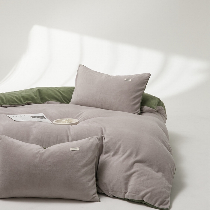 91家纺网 家纺一手货源 找家纺 时光里 2024新款牛奶绒纯色双拼四件套 星际灰拼橄榄绿