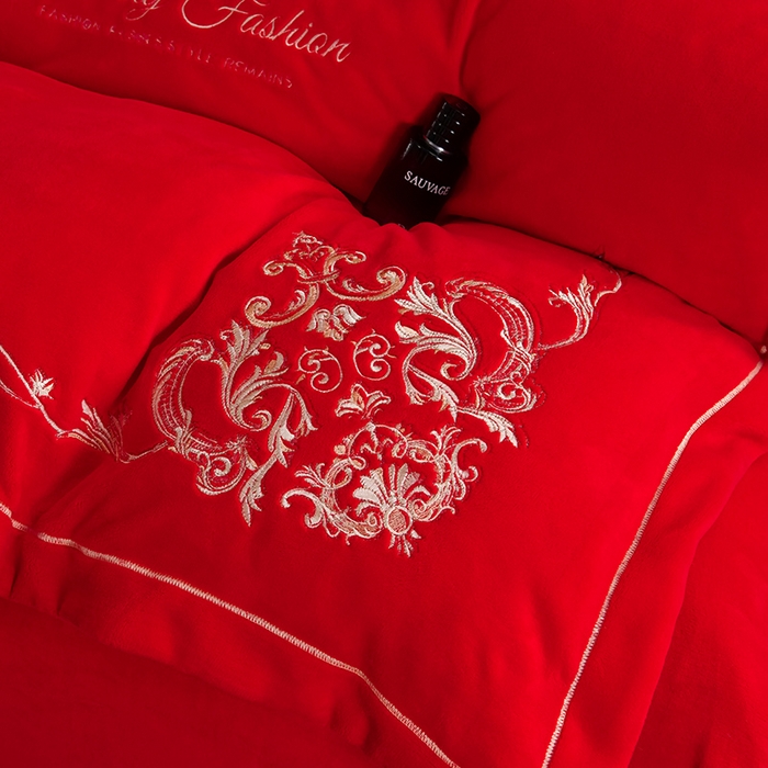 91家纺网 家纺一手货源 找家纺 沐妍家纺 2024新款重工刺绣绣花纯色牛奶绒四件套皇冠-喜庆红