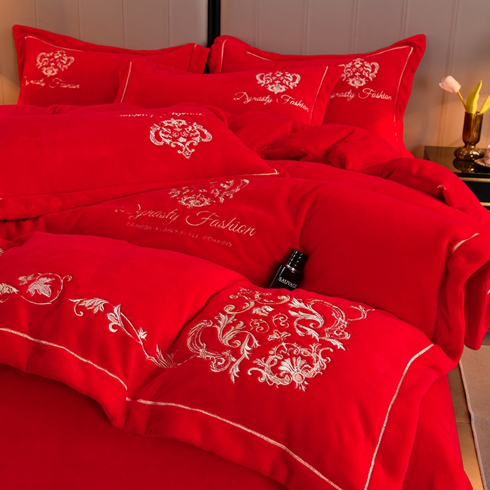 91家纺网 家纺一手货源 找家纺 沐妍家纺 2024新款重工刺绣绣花纯色牛奶绒四件套皇冠-喜庆红