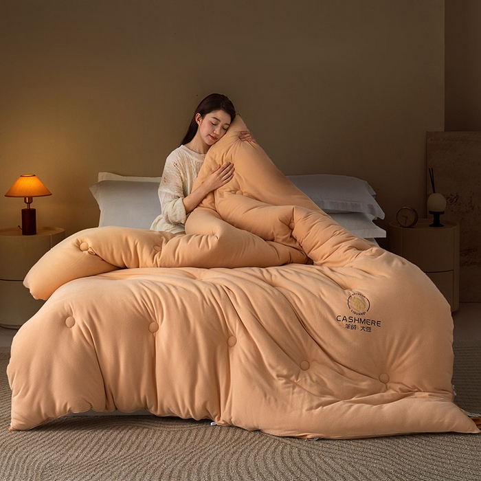 91家纺网 家纺一手货源 找家纺 被靠被 2024新款火山绒大豆纤维被被子被芯 奶茶黄