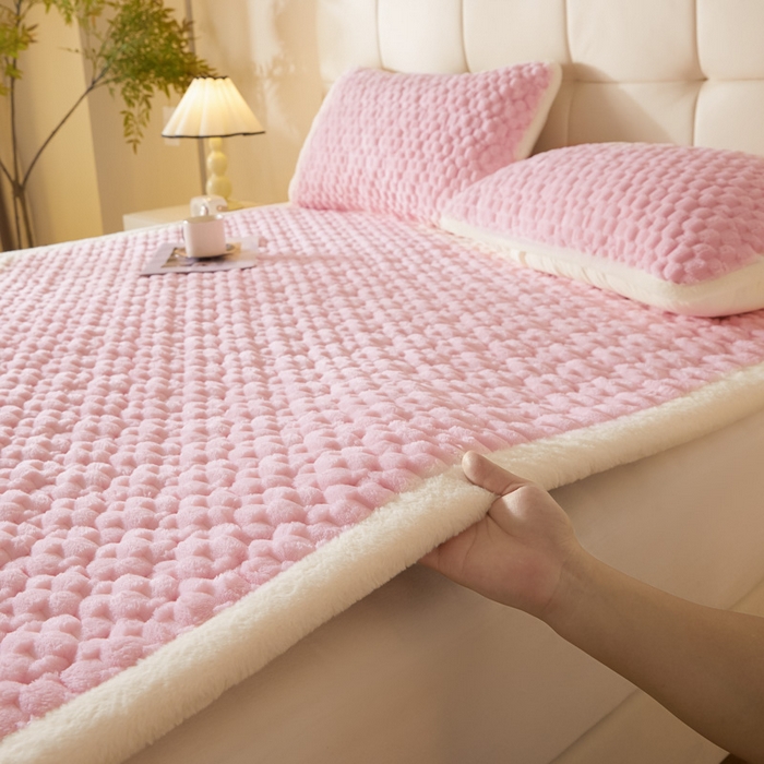 91家纺网 家纺一手货源 找家纺 鑫钰 2024秋冬新款加厚金龟绒牛奶绒床护垫床垫 金龟绒-嫩粉