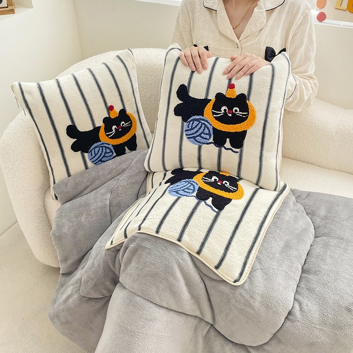 91家纺网 家纺一手货源 找家纺 2025新款牛奶绒多巴胺毛巾绣抱枕被 线团猫